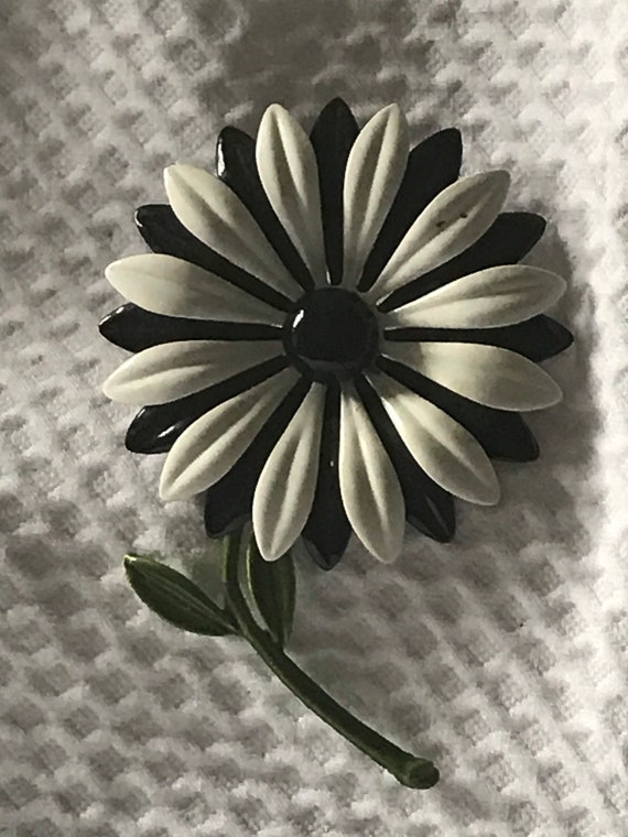 1970’s Metal Flower Brooch - image 1