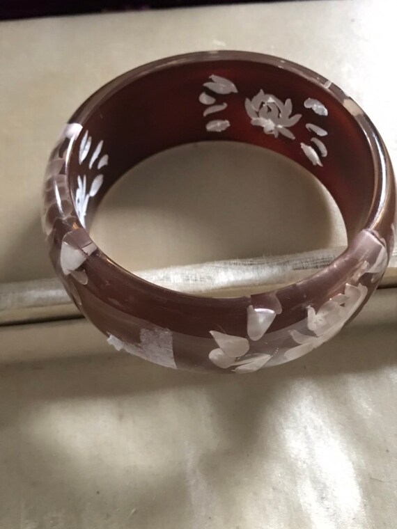 Vintage Carved Lucite Bangle / Vintage Costume Je… - image 3