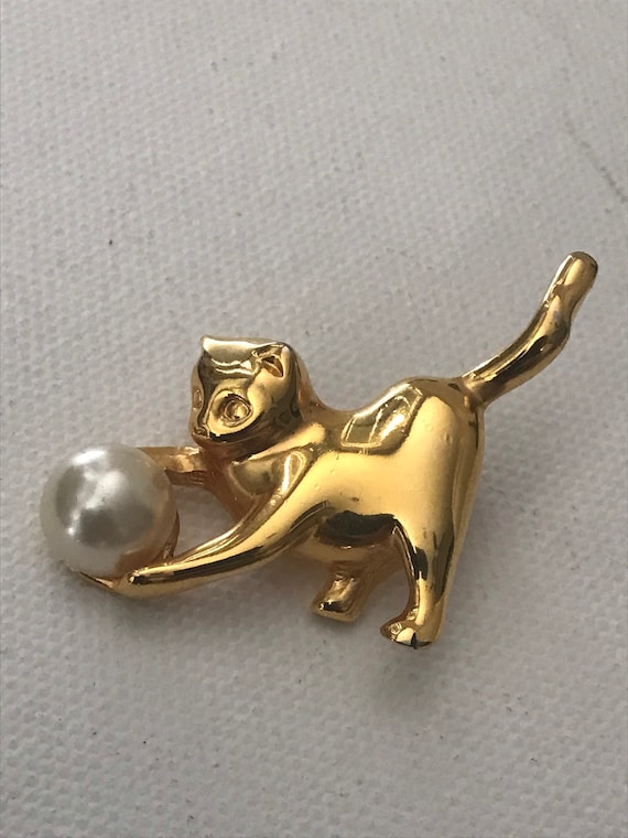 Cat Brooch • Cat With a Ball Pun • Vintage Jewelry