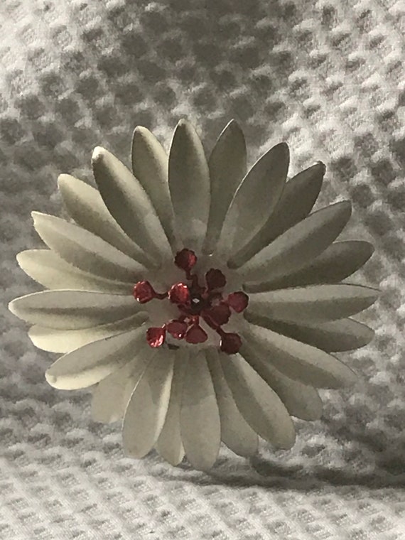 1970’s Metal ‘Flower Power’ Costume Jewelry Brooch - image 1