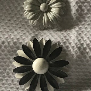 1970’s Metal ‘Flower Power’ Brooch/ 70’s Costume Jewelry Pin / 1970’s Fashion Accessory