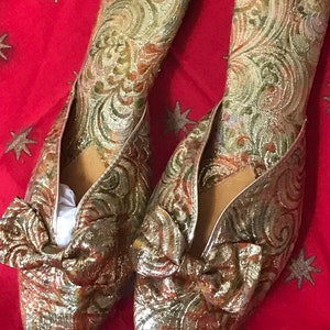 Vintage Lounging Slippers • 50er Jahre Gold Lame gemusterte Stoff-Hausschuhe • Backless Lounging Slippers • Hollywood Regency