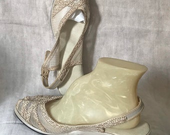 Vintage Sling Back Sandals/ Beige Straw and  Vinyl Sandals/ 1950’s -60’s Vegan Sandals/ Vintage Sandals Circa 1960’s