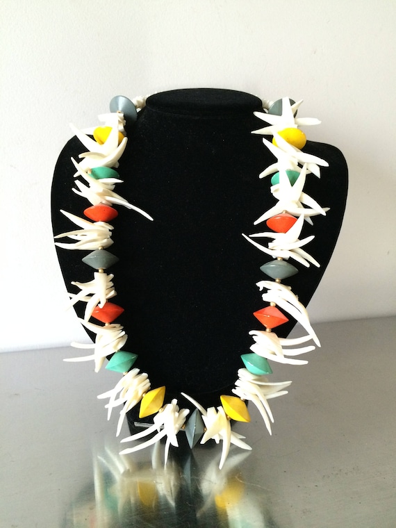 Women's Vintage Jewelry /Shell & Wooden Bead Neckl