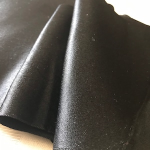 Vintage Nähzubehör • Breites schwarzes Seidenband • Hutmacherzubehör • Viktorianisches Bekleidungszubehör • Antikes schwarzes Seidenband