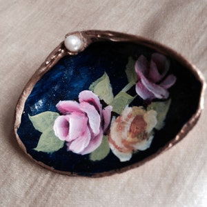 Hand Painted Hand Crafted Vintage  Seashell Pins / Shabby Chic Seashell Art / Seashell Folk Art Pins