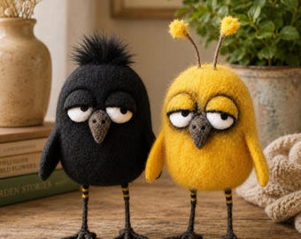 Gele vilten vogelfiguur, handgemaakte wollen dierenfiguur voor op het bureau.