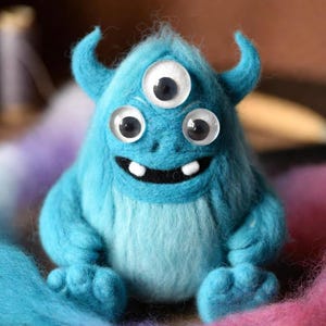 Mostro blu a tre occhi in feltro ad ago, creatura in lana fatta a mano, decorazione fantasy per la scrivania.