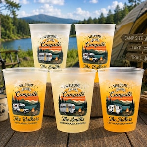 Anpassad välkommen till vår campingplats plastmugg, sommarfamiljesemesterpresent, frostade koppar med lägereld, campingturfestgåvor för lägerhelgen