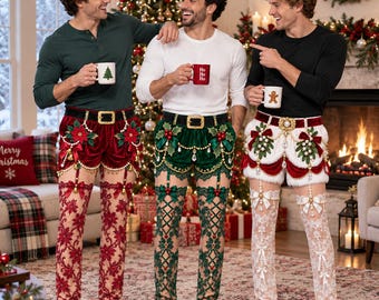 Op de afbeelding: Drie personen dragen feestelijke outfits bestaande uit fluwelen shorts met decoratieve gouden riemen, imitatiebont en aangehechte kanten kousen. De outfits zijn voorzien van decoraties van kerststerren, hulst en maretak.