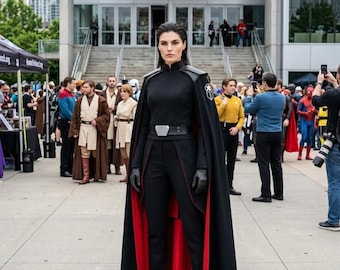 Disfraz de cosplay de la Segunda Hermana Imperial de Star Wars: uniforme premium de Inquisidora Outrider con capa forrada en rojo, guantes de cuero y cinturón personalizado.