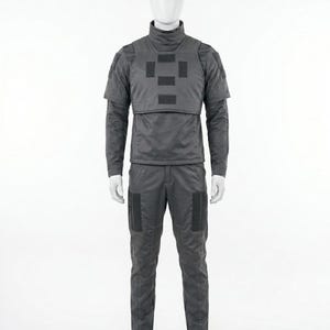 Op de afbeelding: Een grijs tactisch uniform gepresenteerd op een mannequin. De outfit omvat een shirt met lange mouwen en een hoge kraag, een vest met vierkante patches en een bijpassende broek. Het uniform is ontworpen voor bescherming en duurzaamheid.