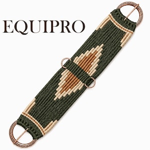 Peut inclure: Une sangle de cheval tissée vert foncé avec un motif géométrique beige et crème, dotée de boucles et d'anneaux en métal cuivré aux deux extrémités. Le mot EQUIPRO est imprimé en brun foncé dans le coin supérieur gauche de l'image.