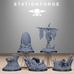 Puede incluir: Colección de piezas de terreno en miniatura grises para juegos de mesa. El conjunto incluye una estructura en forma de huevo, una figura similar a un espantapájaros y varias formaciones orgánicas y cristalinas, todas montadas sobre soportes transparentes. El logotipo de STATIONFORGE está en la parte superior.