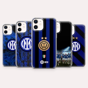 Può includere: Una collezione di cinque custodie per telefoni con il logo e i colori dell'Inter. Le custodie presentano l'emblema della squadra, strisce e la scritta "INTER". I design sono prevalentemente blu e neri.