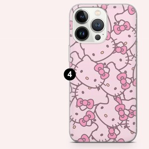 Puede incluir: Una funda de tel&eacute;fono rosa con un patr&oacute;n repetido de caras de Hello Kitty y lazos rosas. La funda tiene un borde transparente y un recorte para la c&aacute;mara.