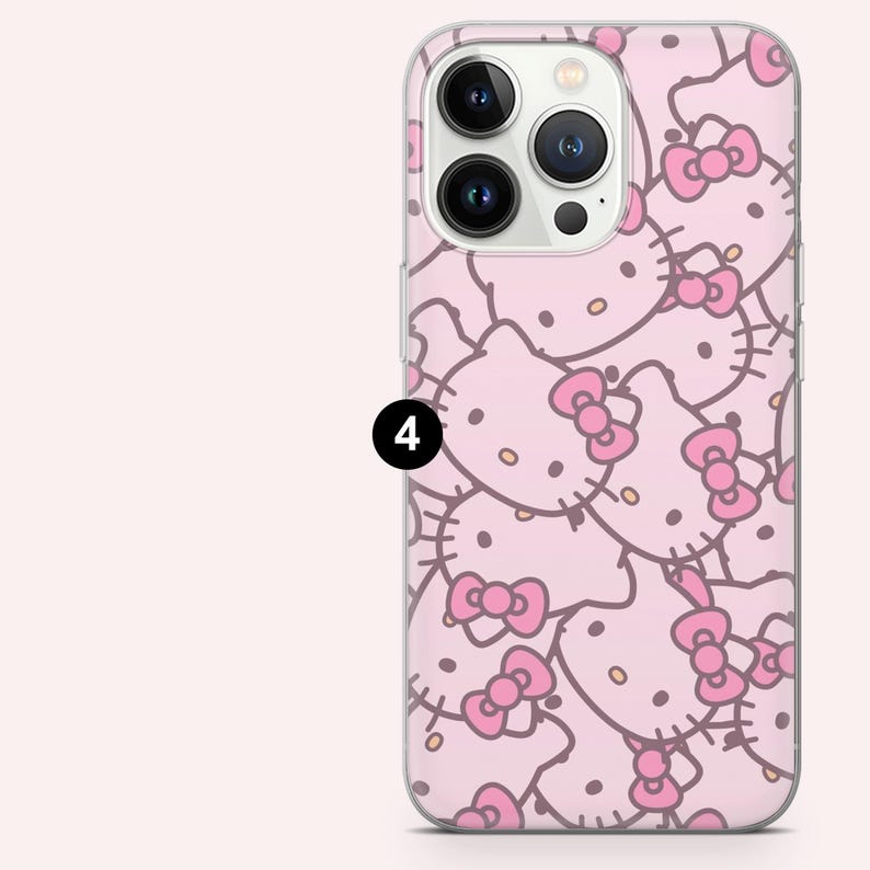 Puede incluir: Una funda de tel&eacute;fono rosa con un patr&oacute;n repetido de caras de Hello Kitty y lazos rosas. La funda tiene un borde transparente y un recorte para la c&aacute;mara.