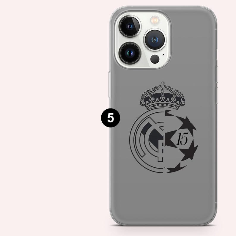 Puede incluir: Funda de tel&eacute;fono gris con un gr&aacute;fico en blanco y negro de un bal&oacute;n de f&uacute;tbol y una corona. La funda tiene un acabado mate y est&aacute; dise&ntilde;ada para un smartphone. El n&uacute;mero "15" es visible en el dise&ntilde;o.