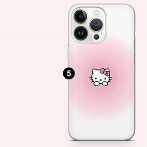 Puede incluir: Funda transparente para tel&eacute;fono con un dise&ntilde;o degradado rosa y un gr&aacute;fico de Hello Kitty. La funda tiene un acabado brillante y est&aacute; dise&ntilde;ada para un smartphone. El gr&aacute;fico de Hello Kitty est&aacute; centrado en la parte posterior de la funda.