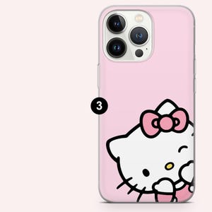 Puede incluir: Funda de tel&eacute;fono rosa con dise&ntilde;o de Hello Kitty. La funda tiene un borde transparente y un fondo rosa claro. El gr&aacute;fico de Hello Kitty es blanco con un lazo rosa y detalles negros. La funda est&aacute; dise&ntilde;ada para un tel&eacute;fono inteligente.