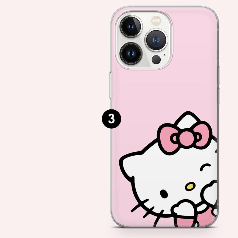 Puede incluir: Funda de tel&eacute;fono rosa con dise&ntilde;o de Hello Kitty. La funda tiene un borde transparente y un fondo rosa claro. El gr&aacute;fico de Hello Kitty es blanco con un lazo rosa y detalles negros. La funda est&aacute; dise&ntilde;ada para un tel&eacute;fono inteligente.