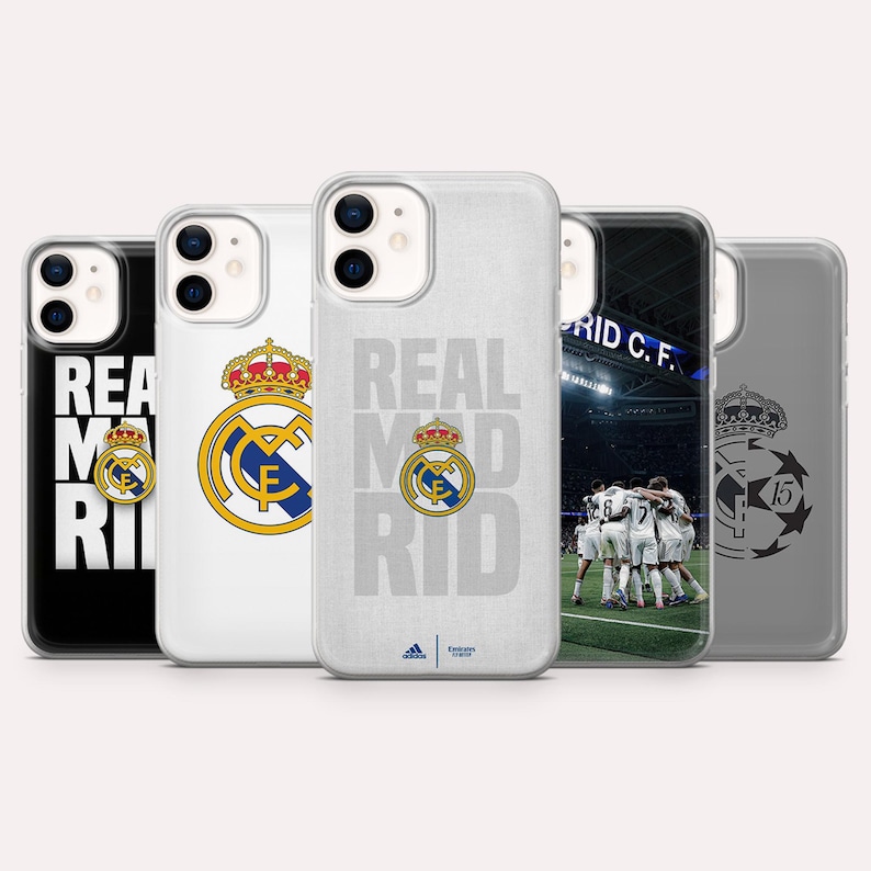 Puede incluir: Cinco fundas para tel&eacute;fono con dise&ntilde;os del Real Madrid. Las fundas muestran el logotipo del equipo, las palabras "REAL MADRID" y una escena del estadio. Las fundas son de color negro, blanco y gris. Tambi&eacute;n se ve el logotipo de Adidas.