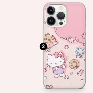 Puede incluir: Funda de tel&eacute;fono rosa con una escena de picnic de dibujos animados con Hello Kitty. La funda tiene un borde transparente y un dise&ntilde;o de Hello Kitty, una cesta de picnic, flores y un rat&oacute;n. La funda est&aacute; dise&ntilde;ada para un smartphone.