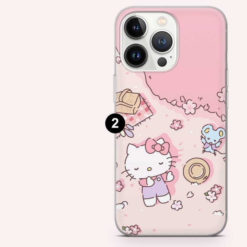 Puede incluir: Funda de tel&eacute;fono rosa con una escena de picnic de dibujos animados con Hello Kitty. La funda tiene un borde transparente y un dise&ntilde;o de Hello Kitty, una cesta de picnic, flores y un rat&oacute;n. La funda est&aacute; dise&ntilde;ada para un smartphone.