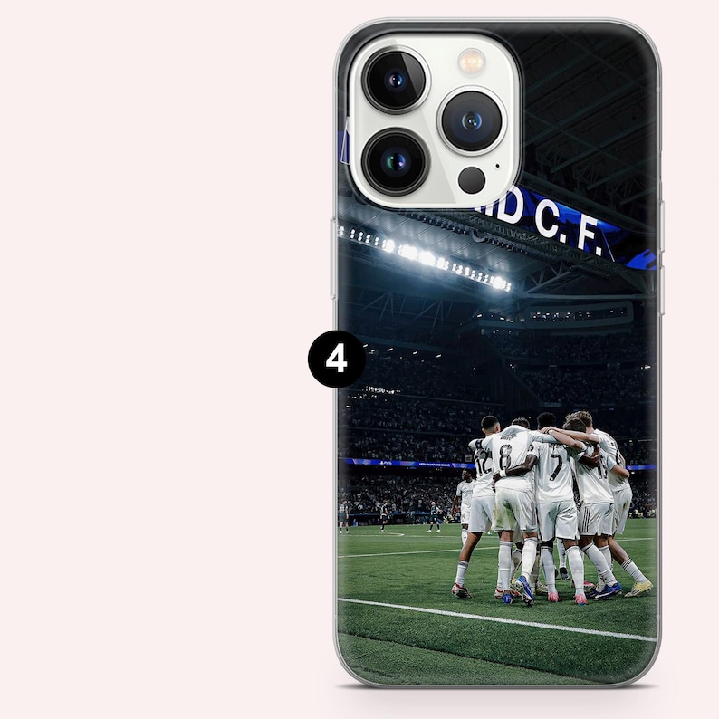Puede incluir: Funda transparente para tel&eacute;fono con un equipo de f&uacute;tbol celebrando en un campo verde bajo las luces del estadio. La funda muestra un grupo de equipo con jugadores con uniformes blancos. La arquitectura del estadio y el texto "D.C.F." son visibles.