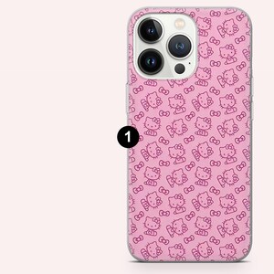 Puede incluir: Funda de tel&eacute;fono rosa con un patr&oacute;n repetido de personajes y lazos de Hello Kitty. La funda tiene un acabado brillante. El dise&ntilde;o presenta un fondo rosa claro con contornos rosas m&aacute;s oscuros.
