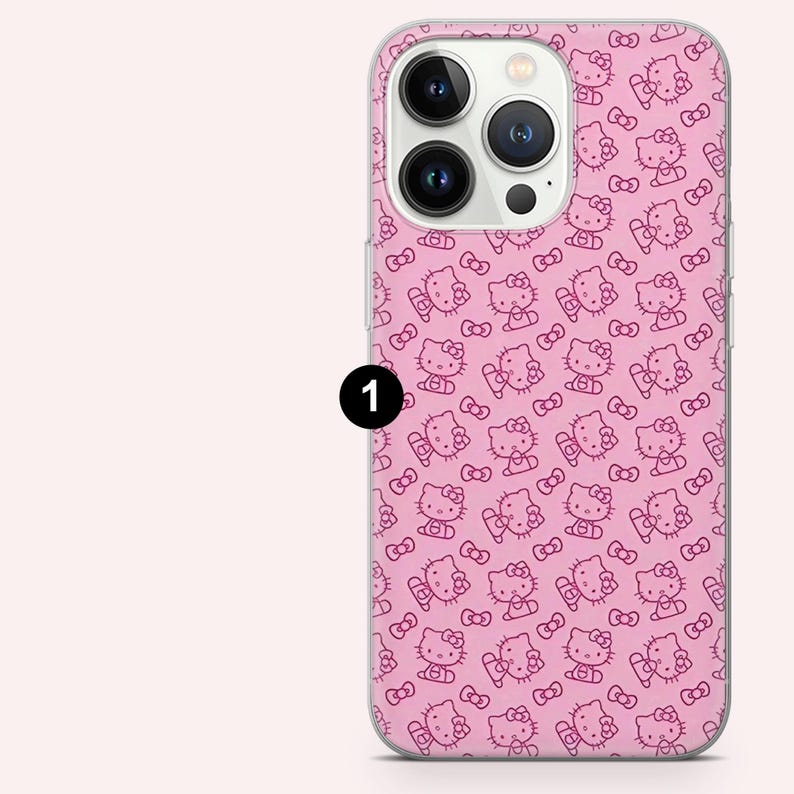 Puede incluir: Funda de tel&eacute;fono rosa con un patr&oacute;n repetido de personajes y lazos de Hello Kitty. La funda tiene un acabado brillante. El dise&ntilde;o presenta un fondo rosa claro con contornos rosas m&aacute;s oscuros.