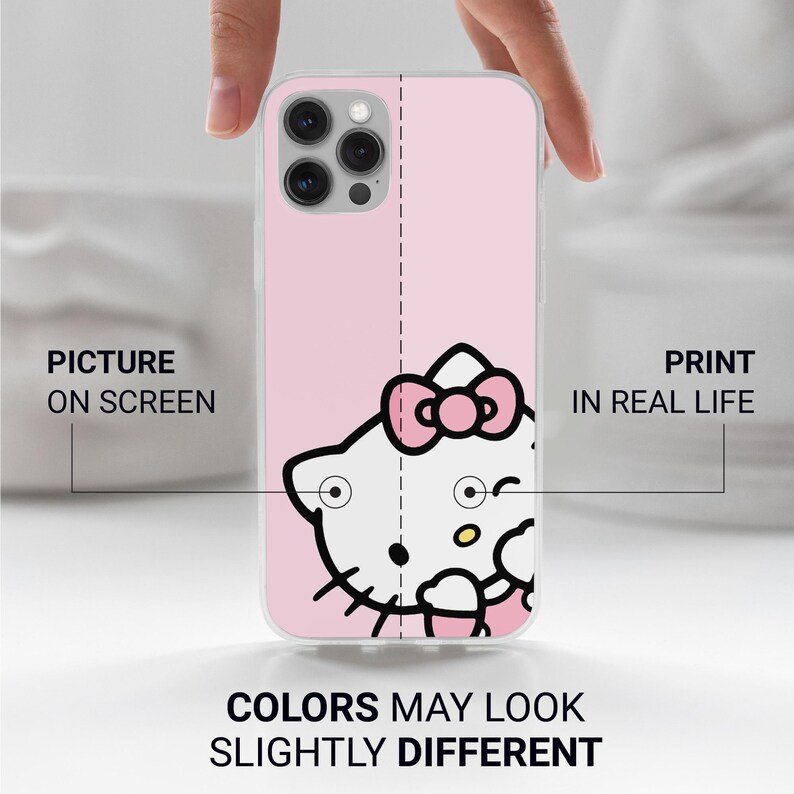 Puede incluir: Una funda de tel&eacute;fono rosa con un dise&ntilde;o de Hello Kitty. La funda tiene un gr&aacute;fico de Hello Kitty blanco con un lazo rosa. Los textos "Picture on Screen" y "Print in Real Life" son visibles. Tambi&eacute;n est&aacute; presente el texto "Colors May Look Slightly Different".