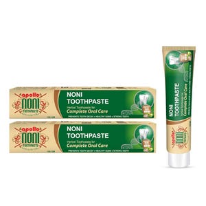 Op de afbeelding: Twee rechthoekige dozen en één rechtopstaande tube Apollo Noni kruidentandpasta. De verpakking is groen, wit en beige, met de tekst Noni Toothpaste, Complete Oral Care en 150 gm. Het ontwerp bevat een afbeelding van een tand en fruit.
