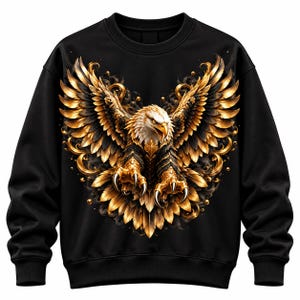 Peut inclure: Un sweat-shirt noir à manches longues orné d'un grand motif détaillé représentant un pygargue à tête blanche aux plumes dorées et noires métallisées. L'aigle est représenté ailes déployées, serres acérées vers l'avant et regard concentré.