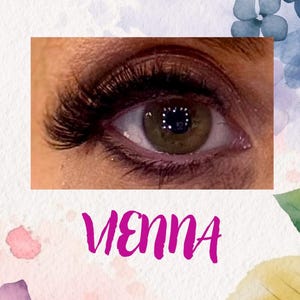 Può includere: Primo piano di un occhio di donna con ciglia lunghe e scure e ombretto marrone. L'occhio guarda direttamente la fotocamera. La parola "Vienna" è scritta in lettere rosa sotto l'immagine.