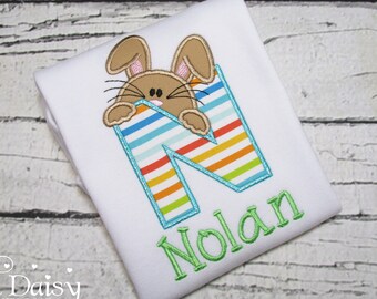 Camiseta de Pascua para niños - Inicial - Camiseta de Pascua personalizada - Conejito de Pascua - Camiseta de conejito asomando - Camiseta con apliques de Pascua - Conejito - Raya