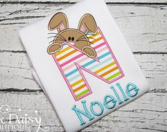 Camiseta de Pascua para niñas - Inicial - Camiseta de Pascua personalizada - Conejito de Pascua - Camiseta de conejito asomando - Camiseta con apliques - Conejito - Pastel