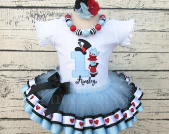 Tenue d'anniversaire d'Alice au pays des merveilles - Tutu d'Alice au pays de l'autre - Coeurs bleu noir rouge - Chapelier fou - Tea Party - Unanniversaire - 1er anniversaire