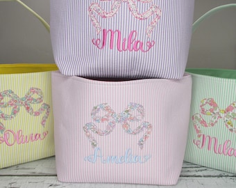 Canasta de Pascua personalizada bordada - Bolso de mano de primavera con nombre personalizado a rayas pastel y lazo coqueto