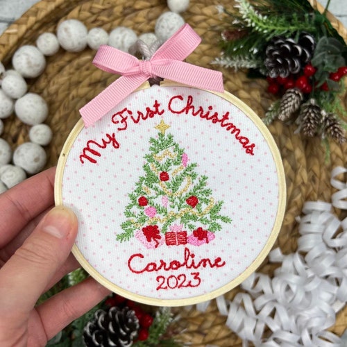 Adorno navideño bordado para niña - La primera Navidad de la bebé - Adorno navideño personalizado - Adorno de recuerdo para la primera Navidad