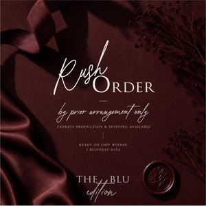 Può includere: Uno sfondo bordeaux intenso con un nastro di raso, un sigillo di ceralacca e fogliame essiccato. Il testo recita: Rush Order by prior arrangement only, EXPRESS PRODUCTION & SHIPPING AVAILABLE, READY TO SHIP WITHIN 2 BUSINESS DAYS, THE BLU edition.