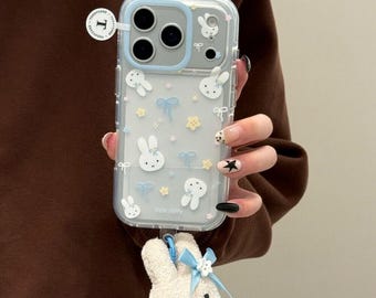 Pastell Blaues Kaninchen Handyhülle mit optionalem Plüsch Häschen Anhänger, niedlicher Schleife & Blumen Print Cover für iPhone 17 Pro Max/16/15/14/13 Pro Max