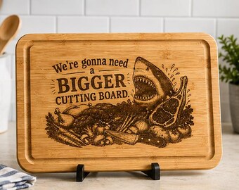 Vamos a necesitar una tabla de cortar más grande / Tabla de cortar divertida con diseño de tiburón / Tabla de bambú grabada con láser / Regalo para barbacoa / Decoración de cocina