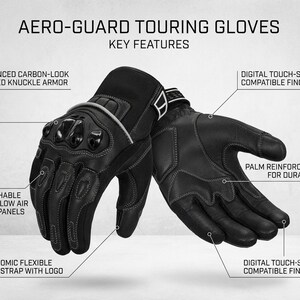 Puede incluir: Un par de guantes de turismo Aero-Guard negros con protección ventilada en los nudillos efecto carbono, paneles de malla transpirable, refuerzo en la palma, puntas de los dedos táctiles y una correa de muñeca flexible y ergonómica.