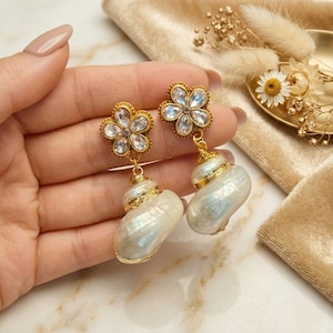Orecchini pendenti con conchiglie naturali, orecchini a lobo con fiori di cristallo, gioielli per matrimoni in spiaggia, accessori estivi boho, design ispirato all'oceano