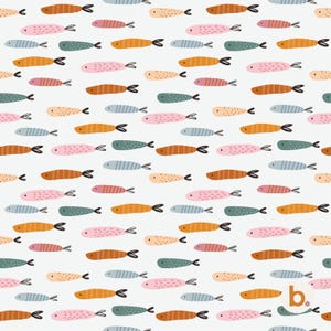 Könnte beinhalten: Ein sich wiederholendes Muster aus stilisierten Fischen in verschiedenen Farben, darunter Orange, Rosa, Blau und Grün, auf weißem Hintergrund. Jeder Fisch hat eine kleine, dunkle Flosse und ein einfaches, cartoonhaftes Design. Der Gesamteindruck ist spielerisch und skurril.
