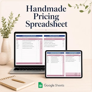 Könnte beinhalten: Ein Laptop und ein Tablet zeigen eine Vorlage für eine "Handmade Pricing Spreadsheet". Die Bildschirme zeigen eine Tabelle mit Spalten für Zutaten, Menge und Kosten. Ein Notizbuch, ein Stift und eine Vase mit Grünzeug befinden sich im Vordergrund.