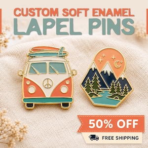 Puede incluir: Dos pines de solapa de esmalte suave personalizados. Un pin es una furgoneta blanca y naranja con una tabla de surf en el techo y un símbolo de la paz en el frente. El otro pin es un paisaje de montaña con árboles verdes, un río azul y una luna creciente en un cielo naranja.