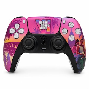 Op de afbeelding: Een draadloze videogamecontroller met een aangepaste skin met een roze en oranje zonsondergangverloop, silhouetten van palmbomen en het Grand Theft Auto VI-logo. De controller bevat zwarte analoge sticks en witte actieknoppen.