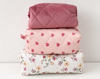 Cartamodello per pochette squadrata con cerniera, ideale per cosmetici, articoli da toilette e viaggi, 3 misure incluse, adatto anche ai principianti.